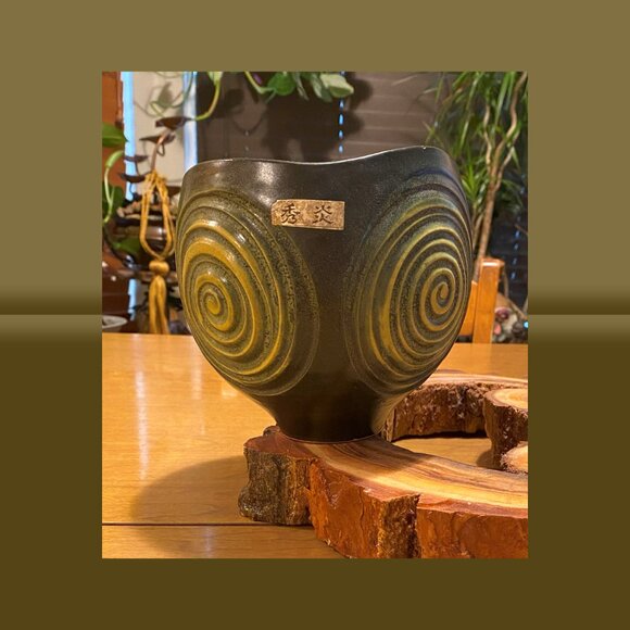 Xiu Yan Earthenware Pot with Raised Spiral Motif - MCM - Picture 2 of 5